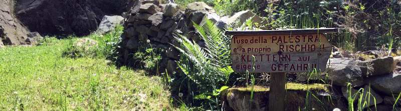 Klettergarten Franzensfeste Hinweisschild Klettern auf eigene Gefahr